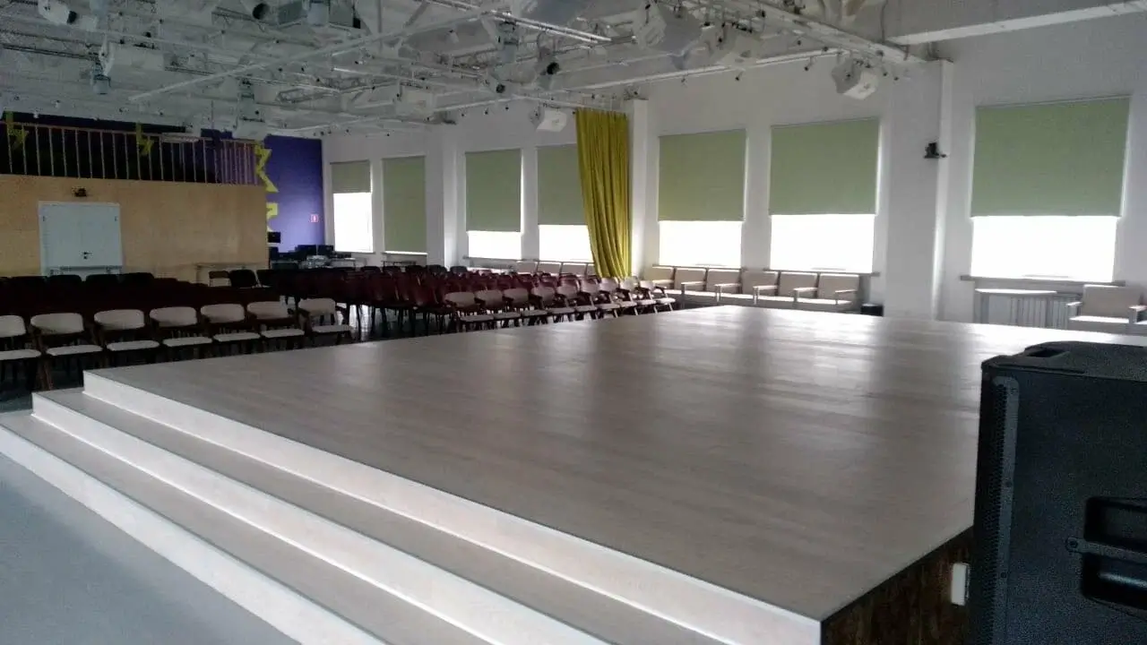 Ламинат светлый для конференц-зала